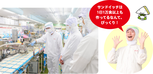 先輩社員と見学者がテーブルに座って話をしている