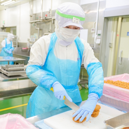 揚げ物を包丁で切っている様子