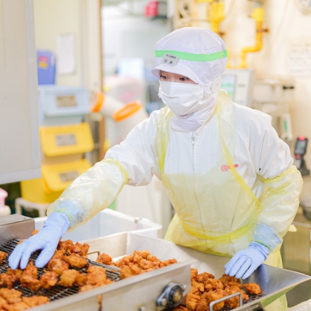 唐揚げを丁寧に取っている様子