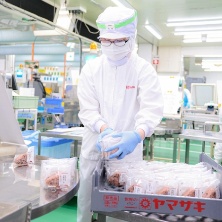 出荷する商品を確認している