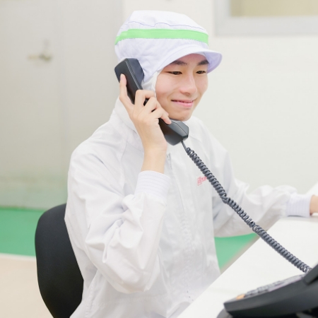 デスクで電話をしている