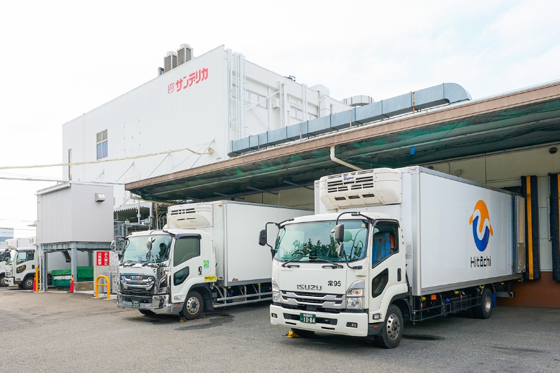 出荷用のトラックが並んでいる